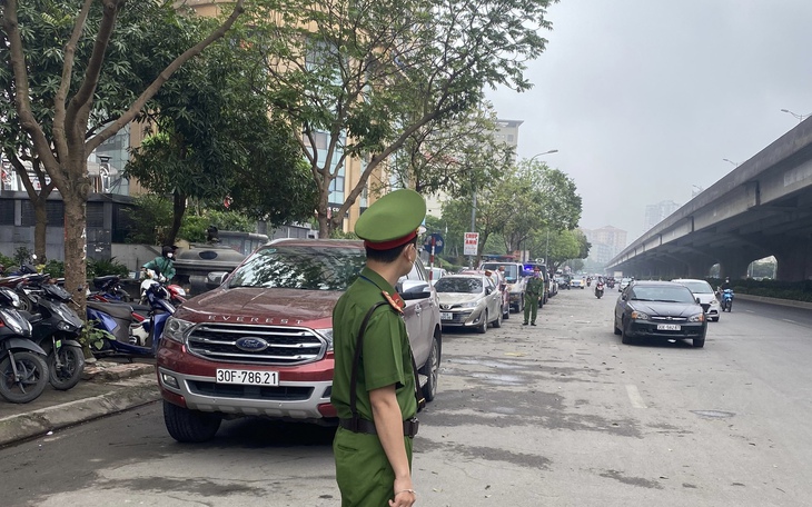 Hà Nội xử lý ô tô đỗ chiếm lòng đường trước chung cư Kim Văn - Kim Lũ: Chưa có giải pháp hiệu quả
