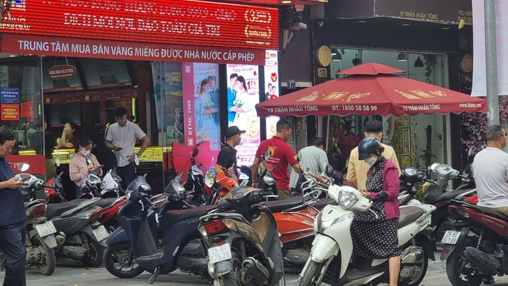 Giữa trưa, người dân đổ đi mua vàng phải ngậm ngùi ra về vì tiệm ‘chỉ mua vào, không bán ra’- Ảnh 3.