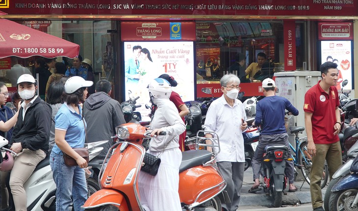 Giữa trưa, người dân đổ đi mua vàng phải ngậm ngùi ra về vì tiệm ‘chỉ mua vào, không bán ra’- Ảnh 1.