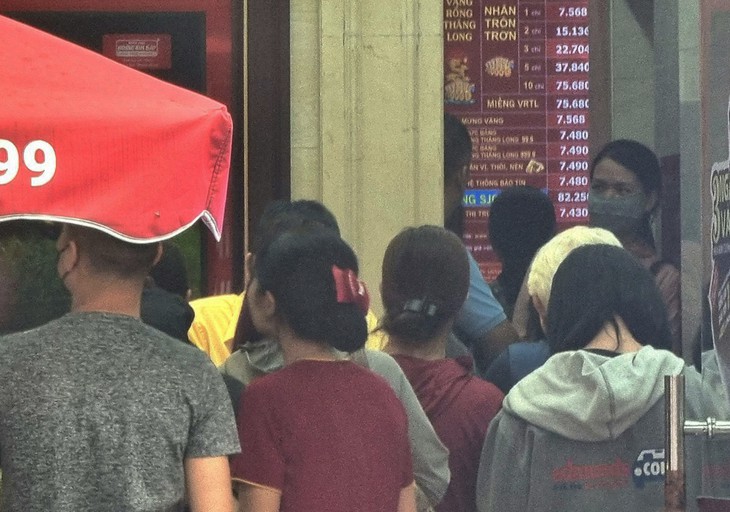 Giữa trưa, người dân đổ đi mua vàng phải ngậm ngùi ra về vì tiệm ‘chỉ mua vào, không bán ra’- Ảnh 4.