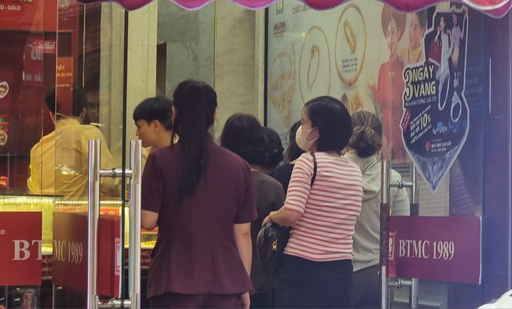 Giữa trưa, người dân đổ đi mua vàng phải ngậm ngùi ra về vì tiệm ‘chỉ mua vào, không bán ra’- Ảnh 2.
