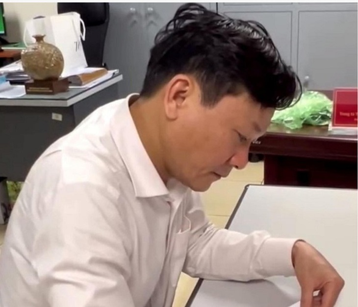 Bắt tạm giam chủ tịch phường Nghĩa Đô vì nhận hối lộ 1 tỷ đồng- Ảnh 1. Bắt tạm giam chủ tịch phường Nghĩa Đô vì nhận hối lộ 1 tỷ đồng- Ảnh 1.