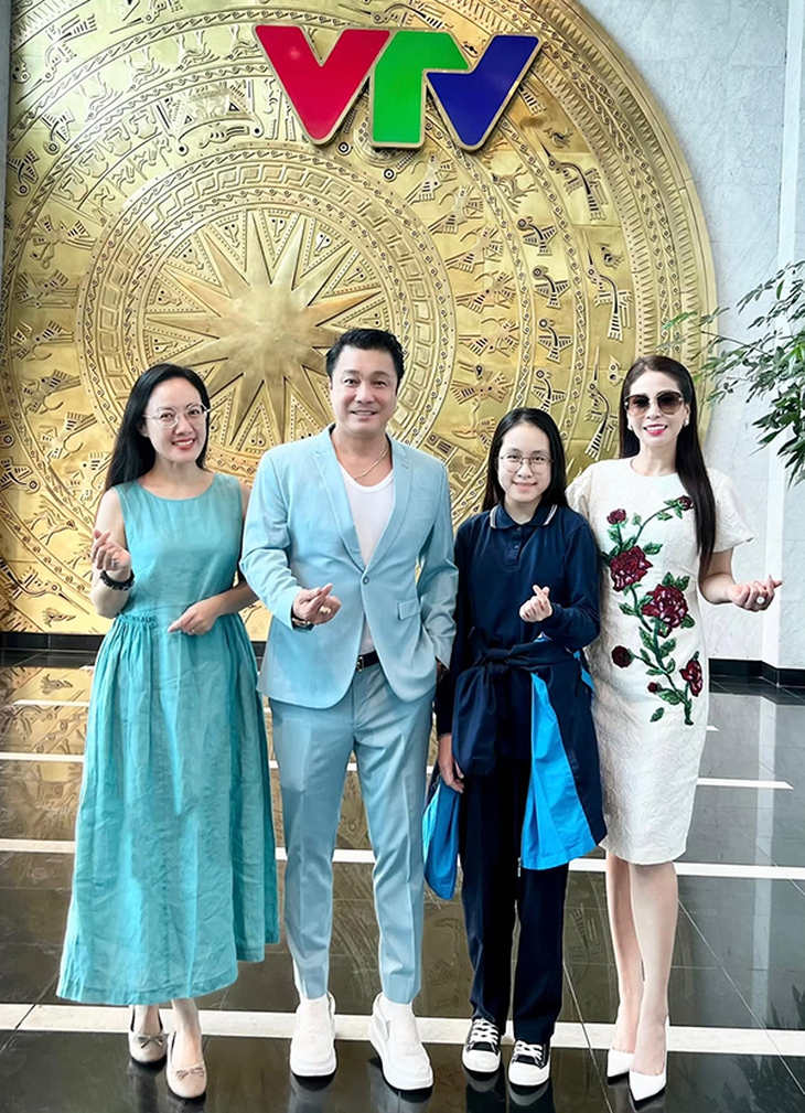 Con gái cựu MC 'Bản tin thời sự 19h' gây ngỡ ngàng về sắc vóc trong lần gặp tài tử Lý Hùng- Ảnh 1.