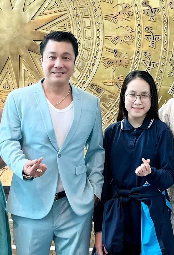 Con gái cựu MC 'Bản tin thời sự 19h' gây ngỡ ngàng về sắc vóc trong lần gặp tài tử Lý Hùng- Ảnh 2.
