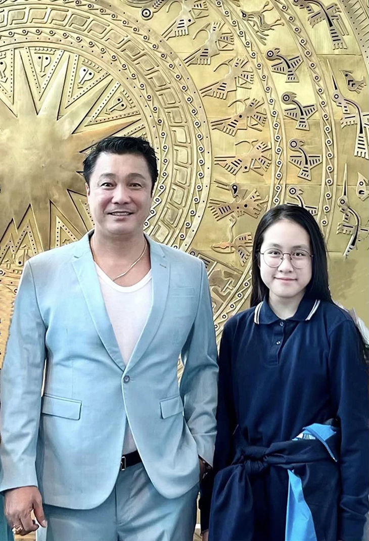 Con gái cựu MC 'Bản tin thời sự 19h' gây ngỡ ngàng về sắc vóc trong lần gặp tài tử Lý Hùng- Ảnh 3.