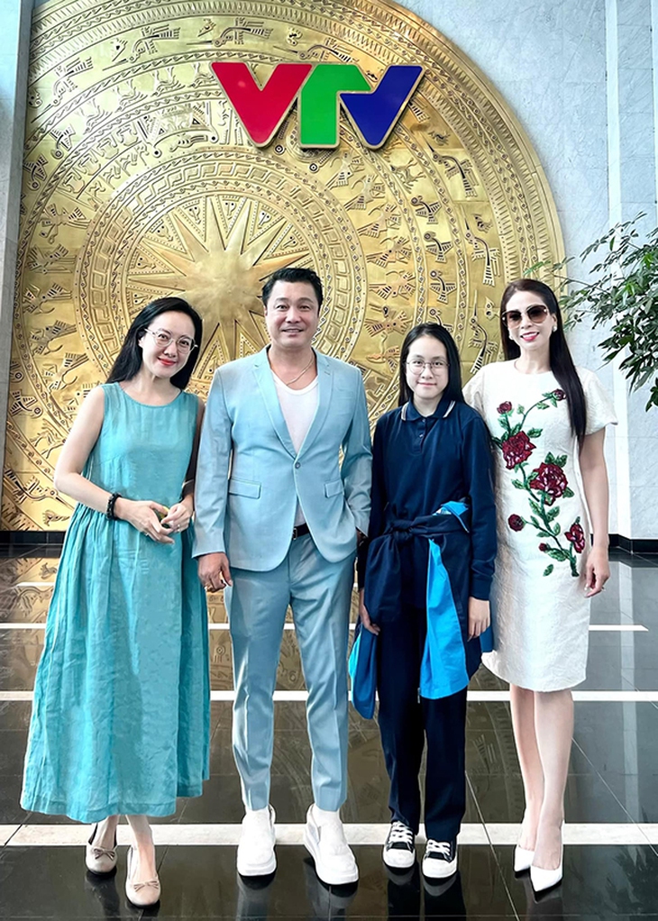 Con gái cựu MC 'Bản tin thời sự 19h' gây ngỡ ngàng về sắc vóc trong lần gặp tài tử Lý Hùng- Ảnh 4.