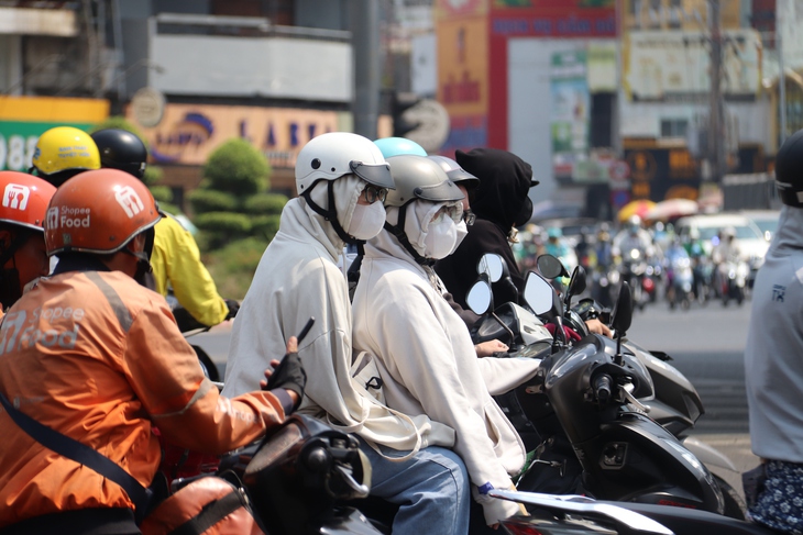 TPHCM nắng nóng gay gắt, người già và trẻ em 'đua nhau' đổ bệnh- Ảnh 3.