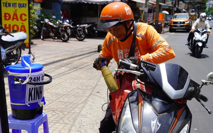 Những bình nước nghĩa tình "giải nhiệt" nắng nóng ở TPHCM