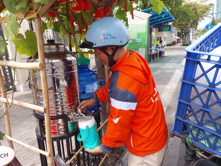 Những bình nước nghĩa tình 'giải nhiệt' nắng nóng ở TPHCM- Ảnh 3.