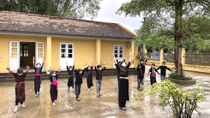 Đình chỉ giáo viên dùng thước kẻ gõ vào đầu học sinh- Ảnh 1.