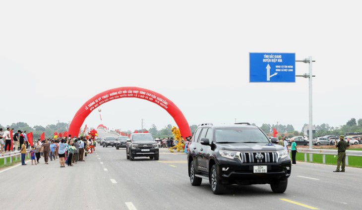 Cầu 200 tỷ kết nối Hà Nội - Bắc Giang chính thức thông xe- Ảnh 2. Cầu 200 tỷ kết nối Hà Nội - Bắc Giang chính thức thông xe- Ảnh 2.