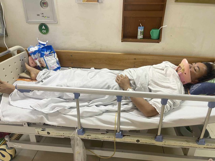 Xót thương hoàn cảnh người phụ nữ đơn thân bị tai nạn nghiêm trọng, hai con nhỏ lo lắng không có tiền cứu mẹ- Ảnh 1.
