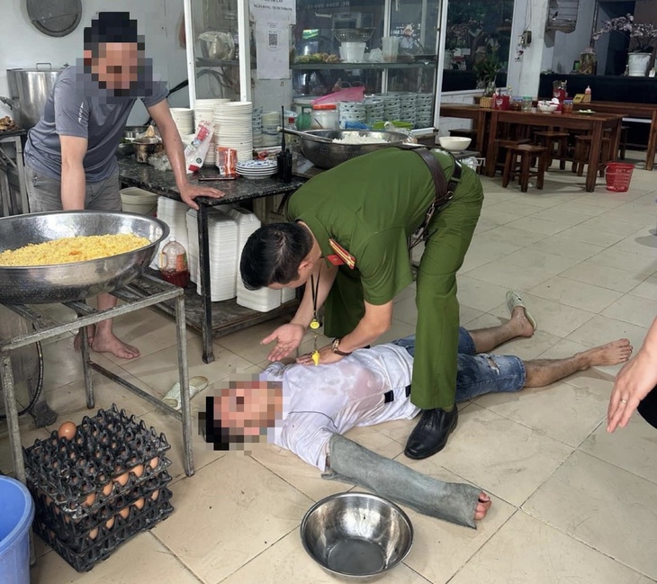 Công an Hà Nội kịp thời sơ cứu nhân viên quán phở bị ngã bất tỉnh khi đang nấu ăn- Ảnh 1. Công an Hà Nội kịp thời sơ cứu nhân viên quán phở bị ngã bất tỉnh khi đang nấu ăn- Ảnh 1.