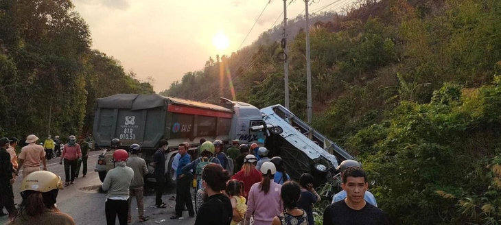 Xe đầu kéo va chạm với xe khách, 24 người thương vong ở Kon Tum- Ảnh 1. Xe đầu kéo va chạm với xe khách, 24 người thương vong ở Kon Tum- Ảnh 1.