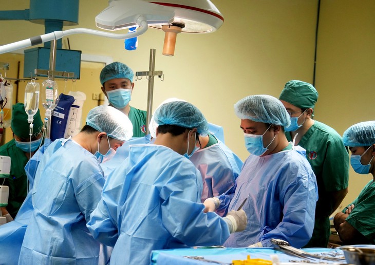 Thủ tướng tri ân gia đình người hiến tạng, khen tập thể y bác sĩ điều phối, ghép tạng cứu sống 7 người - Ảnh 1. Thủ tướng tri ân gia đình người hiến tạng, khen tập thể y bác sĩ điều phối, ghép tạng cứu sống 7 người - Ảnh 1.