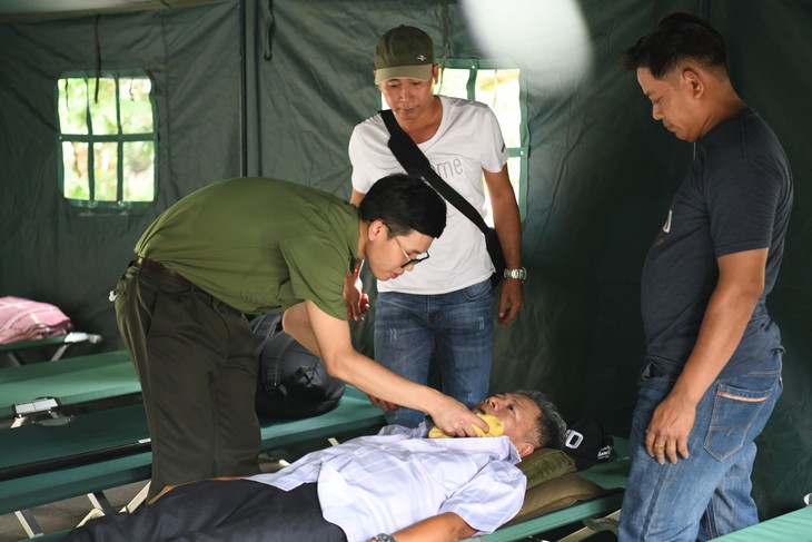 Công an Phú Thọ cấp cứu nhiều người dân bị ngất xỉu khi lên đền Hùng- Ảnh 2.