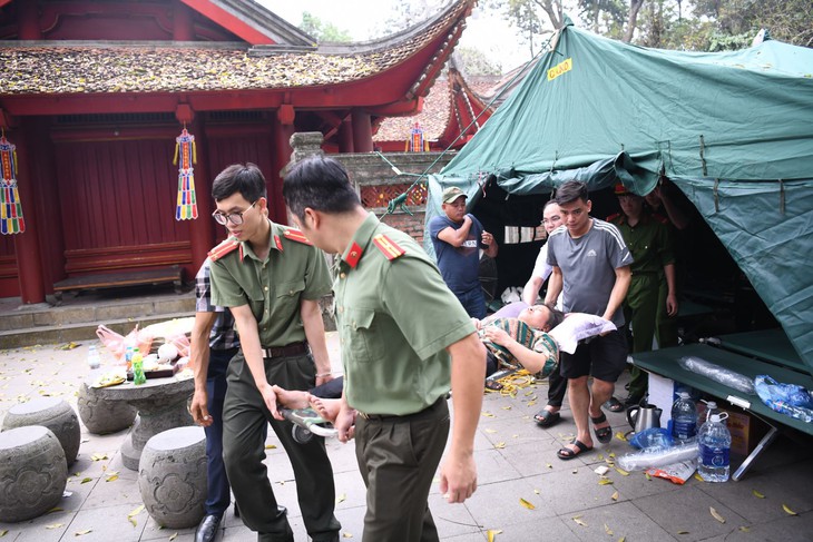 Công an Phú Thọ cấp cứu nhiều người dân bị ngất xỉu khi lên đền Hùng- Ảnh 1.