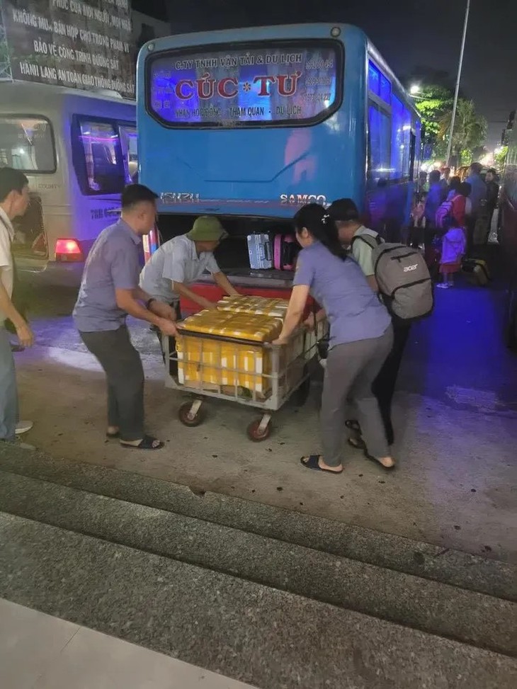 Đất đá tiếp tục sạt lở, bịt kín cửa hầm đường sắt qua đèo Cả- Ảnh 1.