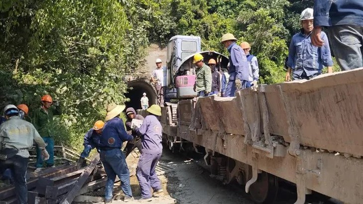 Đất đá tiếp tục sạt lở, bịt kín cửa hầm đường sắt qua đèo Cả- Ảnh 3.