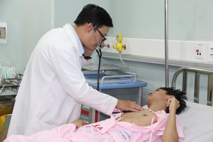 Ngồi sau xe bạn lái ngủ gục, thiếu niên 15 tuổi chấn thương thận nặng- Ảnh 1. Ngồi sau xe bạn lái ngủ gục, thiếu niên 15 tuổi chấn thương thận nặng- Ảnh 1.
