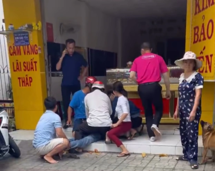 Thưởng nóng 5 cá nhân vây bắt kẻ cướp tiệm vàng tại Long An- Ảnh 2.