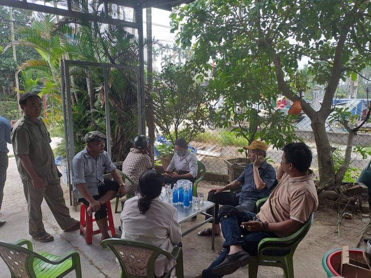 Bé gái sơ sinh chưa cắt dây rốn tử vong dưới kênh nước- Ảnh 1.