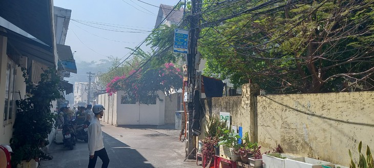 Video: Cháy trên đồi Trại Thủy ở Nha Trang, khói lan cả vào khu dân cư- Ảnh 2. Video: Cháy trên đồi Trại Thủy ở Nha Trang, khói lan cả vào khu dân cư- Ảnh 2.