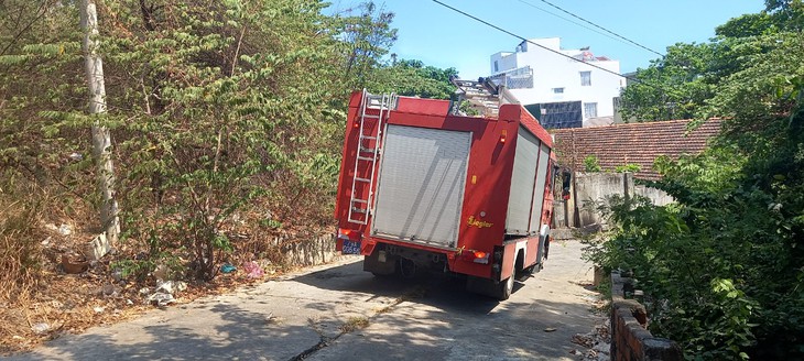 Video: Cháy trên đồi Trại Thủy ở Nha Trang, khói lan cả vào khu dân cư- Ảnh 3. Video: Cháy trên đồi Trại Thủy ở Nha Trang, khói lan cả vào khu dân cư- Ảnh 3.