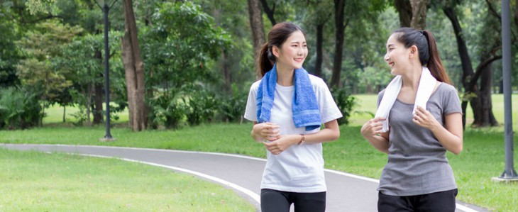 Đi bộ là một sự vận động tích cực và có lợi cho các khớp.