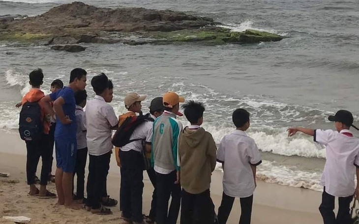 Hai học sinh đuối nước khi tắm biển, một em đang mất tích