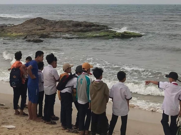 Hai học sinh đuối nước khi tắm biển, một em đang mất tích- Ảnh 1.