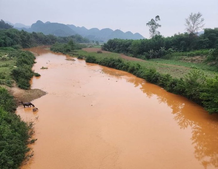 Truy tìm nguyên nhân khiến sông Nậm Tôn bỗng chuyển đục vàng- Ảnh 1. Truy tìm nguyên nhân khiến sông Nậm Tôn bỗng chuyển đục vàng- Ảnh 1.