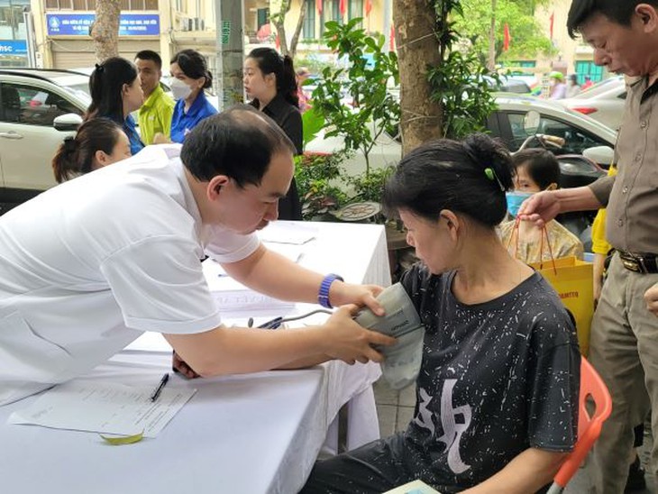 Hơn 504 người khuyết tật, người dân hộ cận nghèo được khám sức khỏe- Ảnh 2.