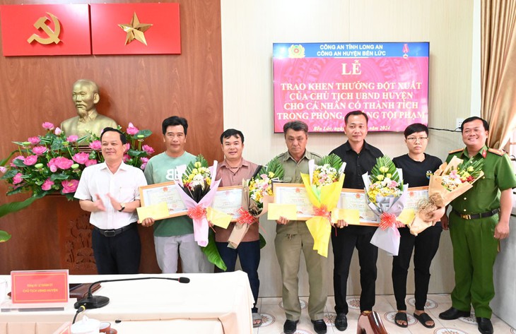 Thưởng nóng 5 cá nhân vây bắt kẻ cướp tiệm vàng tại Long An- Ảnh 1.