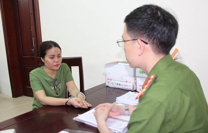 Khởi tố đối tượng lừa đảo 'chạy án' chiếm đoạt hơn 2 tỷ đồng - Ảnh 1. Đối tượng Trần Thị Thủy tại cơ quan Công an. Ảnh: Văn Hậu.