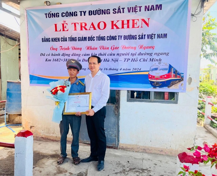 Tặng bằng khen cho nhân viên đường sắt cứu người lao vào đoàn tàu đang chạy- Ảnh 1.