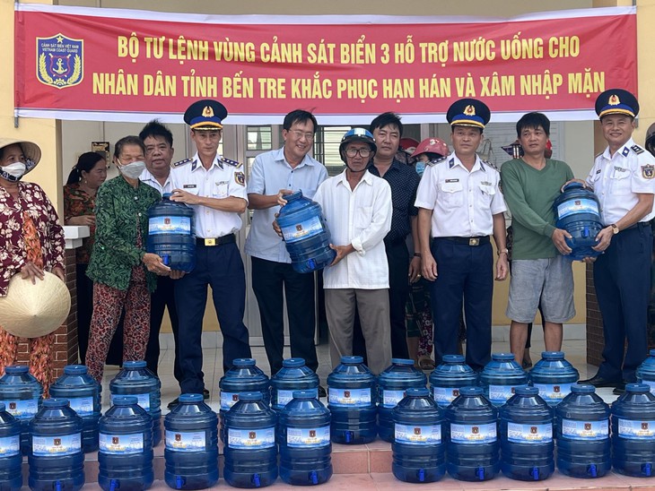 Cảnh sát biển hỗ trợ nước uống cho người dân vùng hạn mặn Bến Tre- Ảnh 2. Cảnh sát biển hỗ trợ nước uống cho người dân vùng hạn mặn Bến Tre- Ảnh 2.