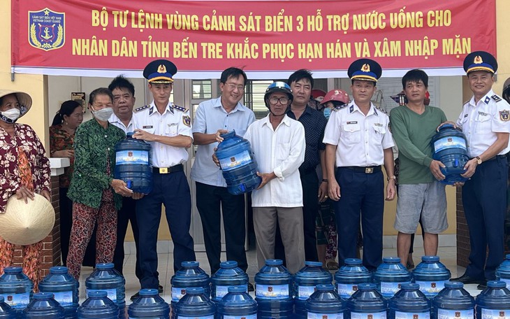 Cảnh sát biển hỗ trợ nước uống cho người dân vùng hạn mặn Bến Tre