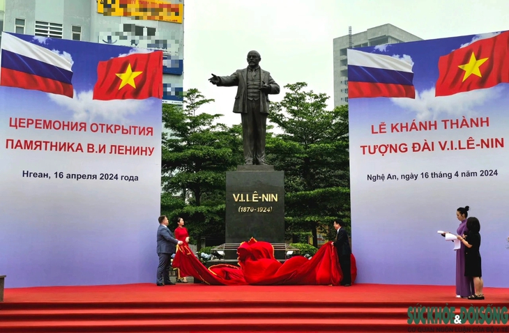 Việc đặt tượng V.I.Lê-nin tại TP. Vinh là biểu hiện của tình hữu nghị giữa hai nước Việt - Nga, thể hiện tình cảm của nhân dân hai tỉnh Nghệ An và tỉnh U-li-a-nốp đã và sẽ dành cho nhau.