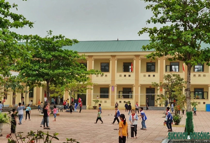 Lãnh đạo huyện nói gì về việc phụ huynh cho con nghỉ học, phản đối nhập trường?- Ảnh 1. Lãnh đạo huyện nói gì về việc phụ huynh cho con nghỉ học, phản đối nhập trường?- Ảnh 1.