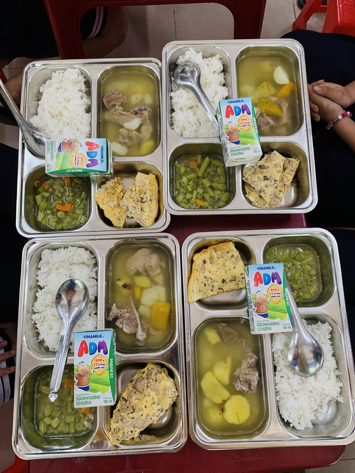 Xôn xao bữa ăn bán trú với vài mẩu sườn heo, chả trứng chiên, đậu xào- Ảnh 3. Xôn xao bữa ăn bán trú với vài mẩu sườn heo, chả trứng chiên, đậu xào- Ảnh 3.