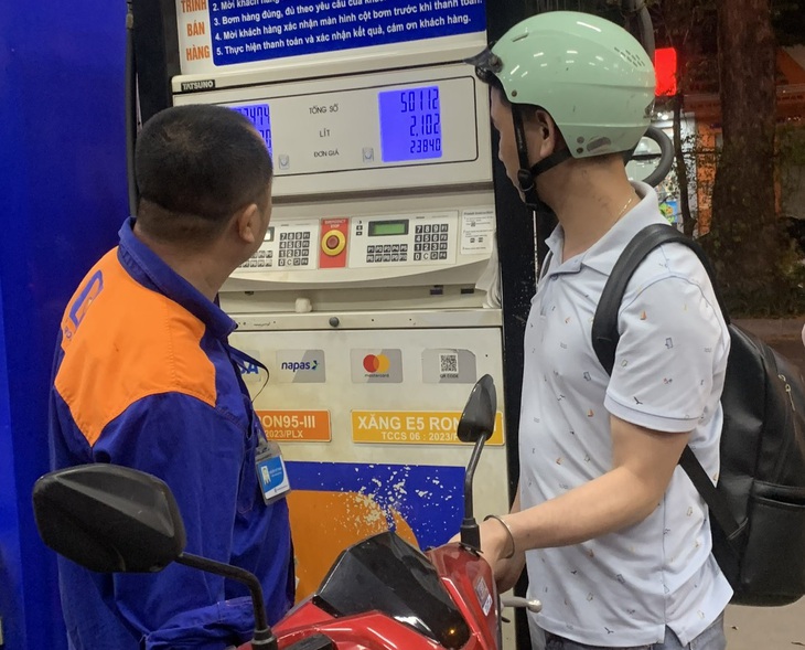 Trùng ngày nghỉ lễ Giỗ Tổ, kỳ điều hành giá xăng dầu sẽ sớm 1 ngày- Ảnh 2. Trùng ngày nghỉ lễ Giỗ Tổ, kỳ điều hành giá xăng dầu sẽ sớm 1 ngày- Ảnh 2.