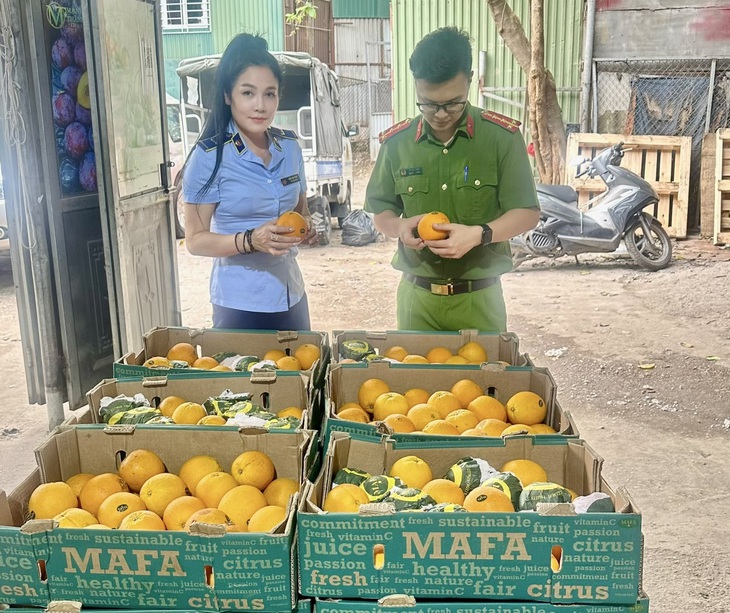 Kinh doanh gần nửa tấn hoa quả có dấu hiệu nhập lậu giữa Thủ Đô- Ảnh 2.