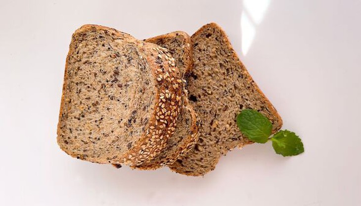Cắt lát bánh mì ngũ cốc, bánh mì nguyên hạt.