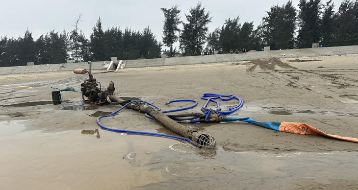 Đề nghị phạt 200 triệu đồng doanh nghiệp ngang nhiên hút cát biển Cửa Lò- Ảnh 2.