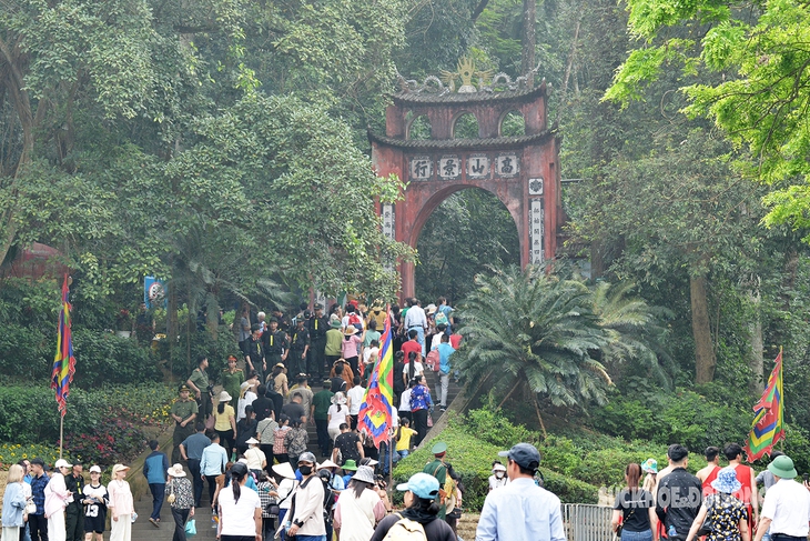 Người dân nô nức đổ về Đền Hùng trước ngày Giỗ Tổ- Ảnh 1.