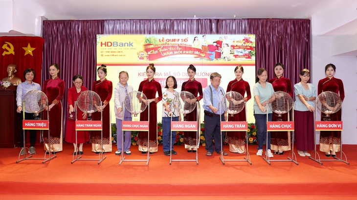 Khách hàng HDBank rộn ràng nhận thưởng