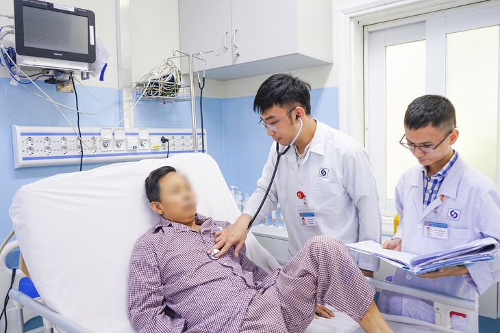 Cứu sống người đàn ông ngưng tim trong đêm, nguy cơ tử vong 90%- Ảnh 1. Cứu sống người đàn ông ngưng tim trong đêm, nguy cơ tử vong 90%- Ảnh 1.