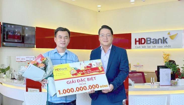 Khách hàng HDBank rộn ràng nhận thưởng