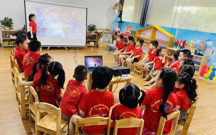 Cha mẹ đua nhau cho con đi học tiền tiểu học, lợi hay hại?